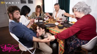 Kuzeninin Parayla Am Siktiğini Öğrenen Kız Bedava Amını Siktirmek İstedi